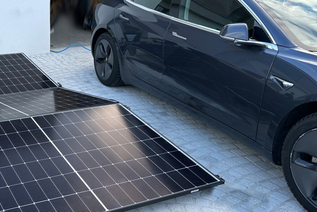 EV Tesla mit PV Modulen