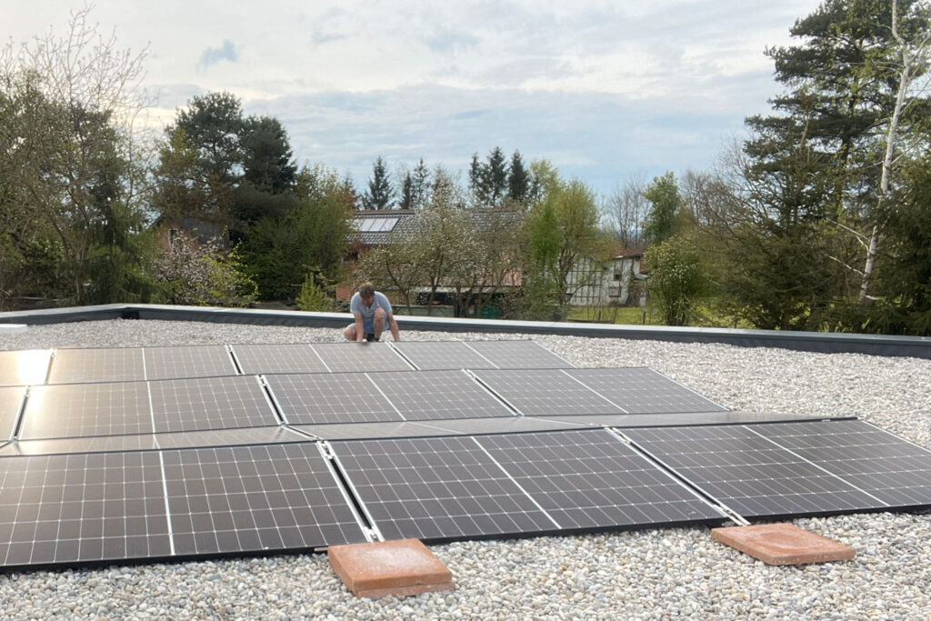 Flachdach PV mit Arbeiter